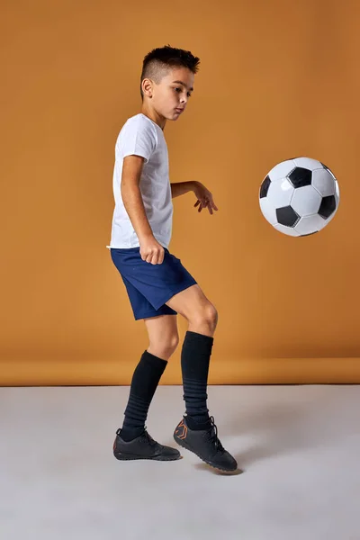 Caucasiano menino jogar futebol, feliz criança, jovem adolescente do sexo masculino desfrutando de jogo de esportes — Fotografia de Stock