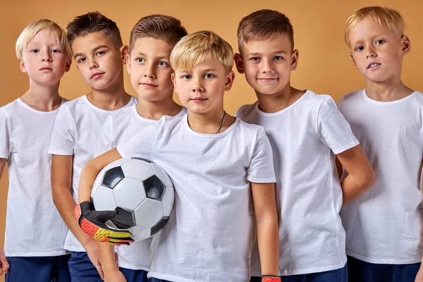 Jeune équipe de football professionnelle isolée en studio — Photo