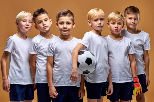 Squadra di calcio di successo in uniforme guardando la fotocamera — Foto Stock