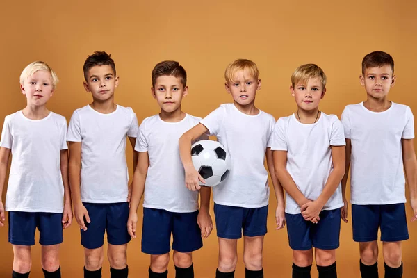 Young soccer team. kids - future champions — Stock Photo, Image