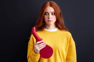 Seks oyuncağı olan korkmuş duygusal kadın.