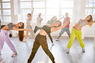 Stüdyoda hip-hop dansı yapan bir grup modaya uygun Kafkas genci.