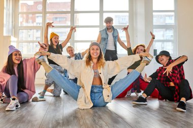 Birlikte dans ediyoruz. Bir grup genç dansçı ortak bir koreografi sergiliyor.