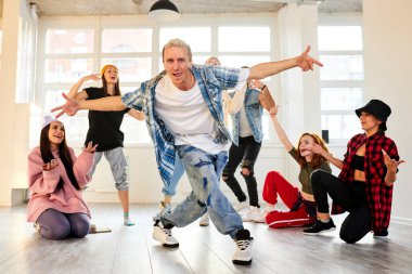 Dans eden hip-hop. Yakışıklı adam prova sırasında hip-hop hareketleri yapıyor.