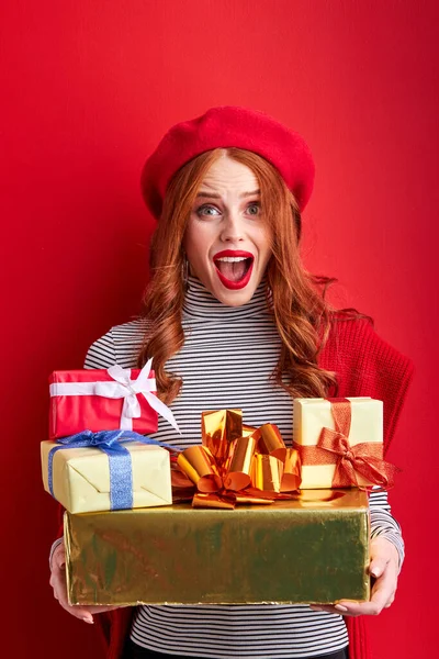 Mujer pelirroja sorprendida está feliz de recibir regalos para el cumpleaños — Foto de Stock