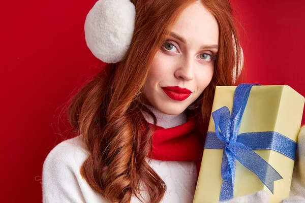 Encantadora pelirroja caucásica mujer con regalo de Navidad en las manos — Foto de Stock