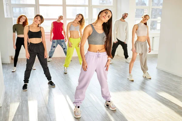 Entrenamiento juvenil positivo hip hop en estudio de baile, clases de baile para adolescentes —  Fotos de Stock