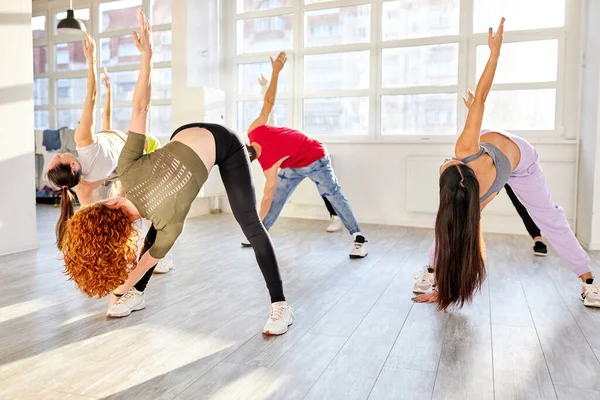 Sportiga hip-hop dansare stretching kropp före dans — Stockfoto