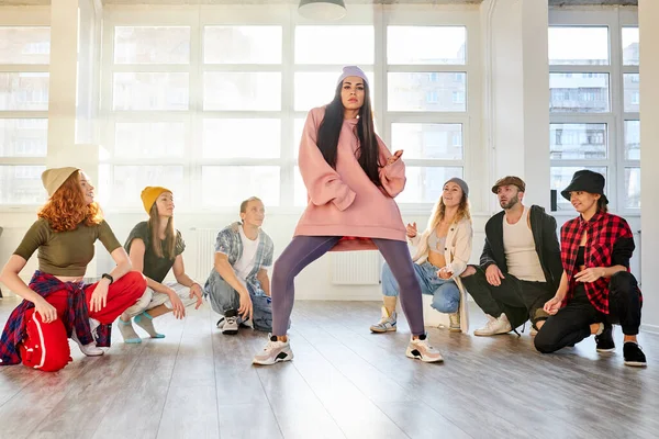 Grupo de adolescentes caucasianos na moda dançando hip-hop em estúdio — Fotografia de Stock