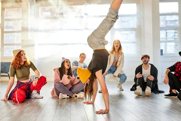 Ballerina professionista di hip hop femminile in movimento, in piedi a testa in giù, mostrando break dance — Foto Stock