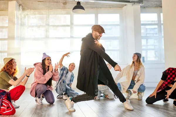 Caucásico moderno hip hop street artist break bailarina bailando en el estudio — Foto de Stock