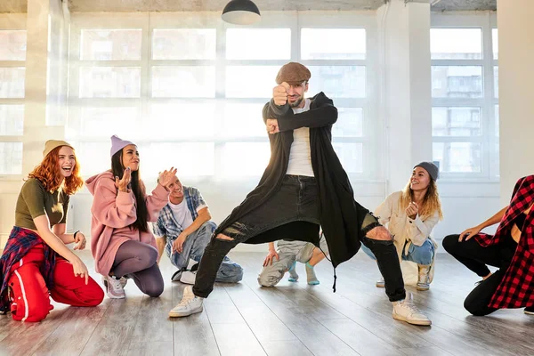 Dançarino do sexo masculino realizando break dance ou hip-hop em estúdio — Fotografia de Stock