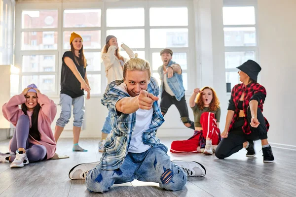 Hip-hop dançante. homem bonito fazendo movimentos de hip-hop durante o ensaio — Fotografia de Stock