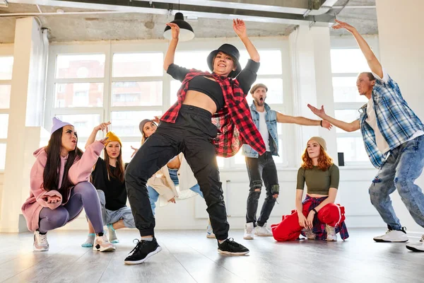 Danseuse hip hop professionnelle en mouvement, montrant des mouvements pour les personnes qui entourent la danseuse — Photo