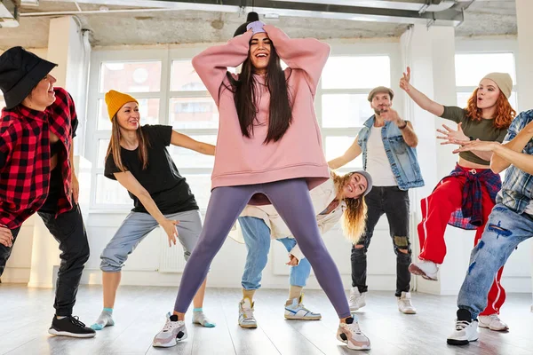 Aula de dança. jovem mulher aprendendo hip-hop coreografia com seus colegas de grupo — Fotografia de Stock