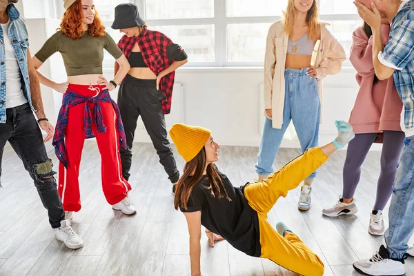 Profesora de danza femenina grabando un nuevo vídeo de baile en estudio con alumnos — Foto de Stock