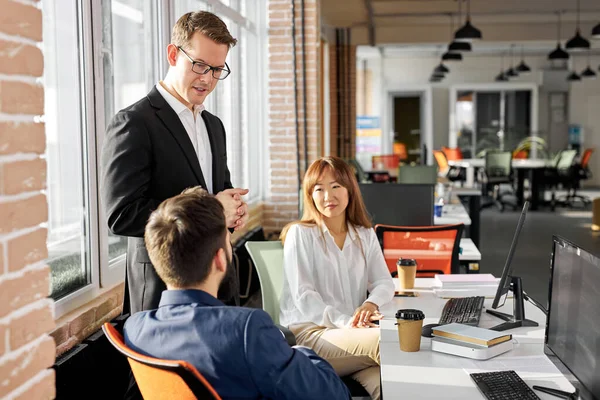 Unga internationella team av affärspartners har brainstorm tid, coworking — Stockfoto