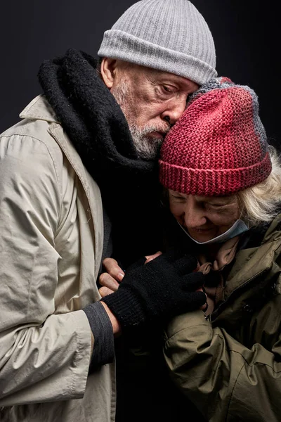 Dos mendigos, personas sin hogar se apoyan mutuamente — Foto de Stock