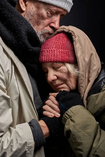 Casal de idosos sem-teto não perde a esperança de se tornar normal como todo mundo — Fotografia de Stock
