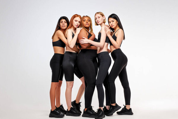 полноразмерный портрет привлекательных дам кавказской африканской и азиатской национальности