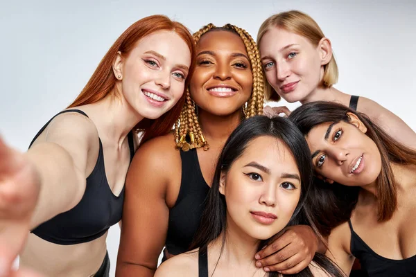 Retrato de amistoso interracial grupo de mujeres modelos posando en cámara —  Fotos de Stock