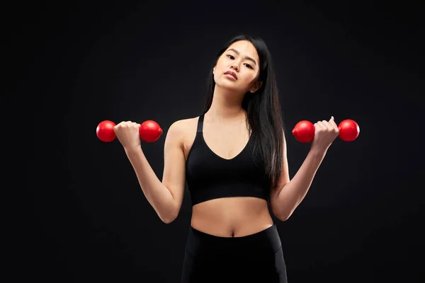 자신감 넘치는 건강 한 여자가 바보같은 짓을 하고 있어 — 스톡 사진