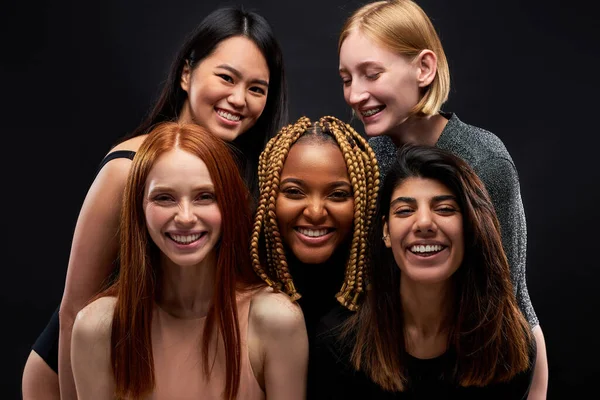 Retrato de alegres modelos diversos rindo, curtindo o tempo juntos — Fotografia de Stock