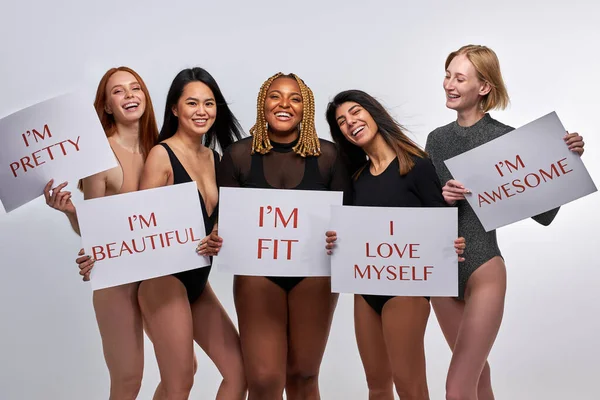 Ποικίλες χαρούμενα μοντέλα μεταφέρουν την ιδέα ότι όλοι πρέπει να αγαπούν το σώμα τους — Φωτογραφία Αρχείου