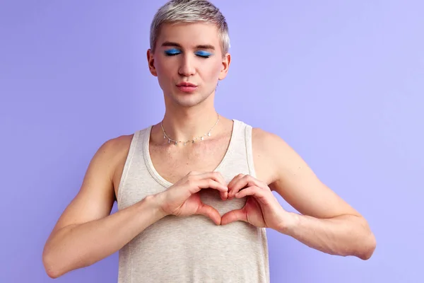 Vacker modell med make-up gör hjärtat form av händer — Stockfoto