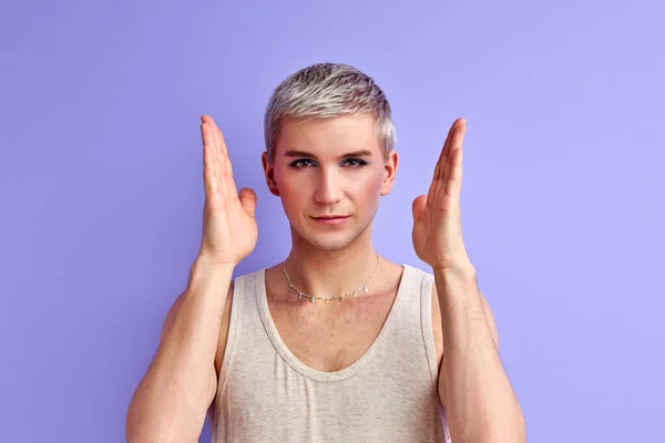 Retrato de jovem modelo de moda masculina com beleza maquiagem brilhante — Fotografia de Stock