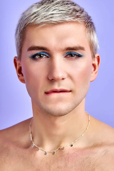 Sexy appassionato transgender guardare fotocamera — Foto Stock