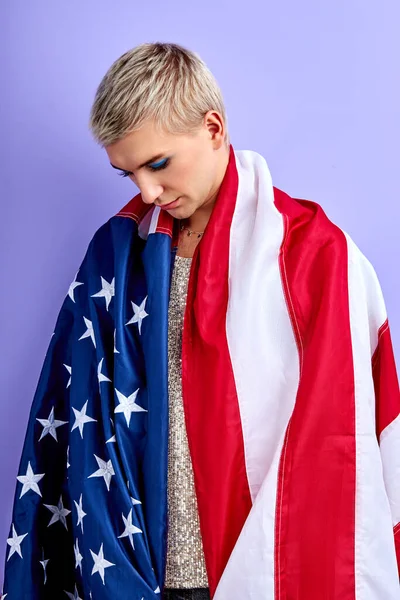 Transsexuell eller homosexuell man är insvept i amerikansk flagga — Stockfoto