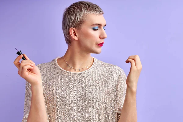 Ung vacker homosexuell man målar naglar — Stockfoto