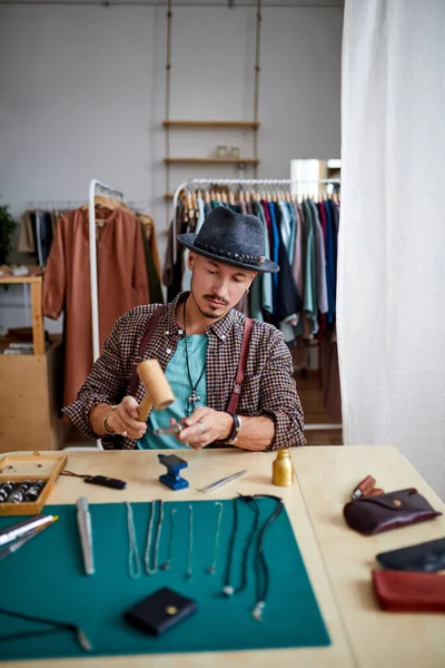 Orfèvre professionnel au bureau de travail pour la fabrication de bijoux artisanaux, à l'aide d'outils — Photo