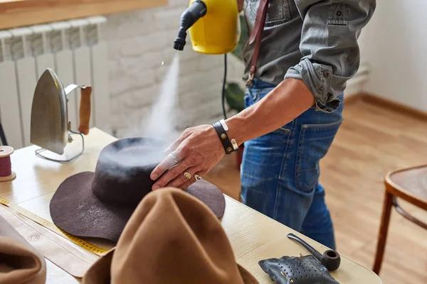 Chapéus masculinos fabricante de vapor chapéu artesanal com um vapor — Fotografia de Stock