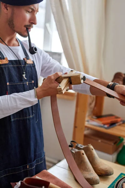 Cuir professionnel choses artisan au travail dans un atelier vintage — Photo