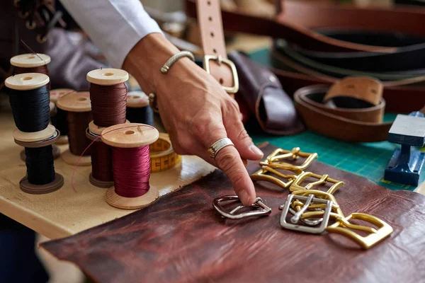 Outils d'artisanat en cuir avec ceinture faite main sur le bureau utilisé par l'artisan ou le tanneur — Photo
