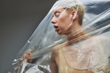 Kafasında naylon torbayla ağzı açık genç bir kadın boğularak öldürülmüş.