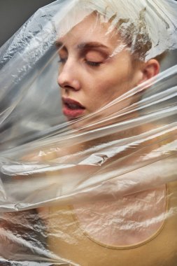 Kafasında naylon torbayla ağzı açık genç bir kadın boğularak öldürülmüş.