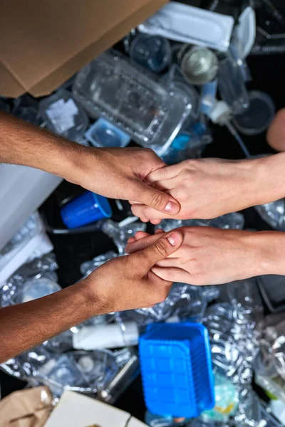 Laten we de planeet redden van ecologische vervuiling probleem, koppelen hand in hand — Stockfoto