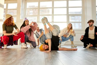 Dişi break dansçı elleri üzerinde durur, dans ederken bacakları kalkar.