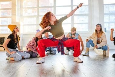 Yetenekli bayan dansçı yeteneklerini göster.