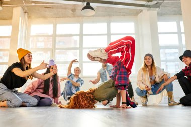 Hip-hop hareketleri öğretiyorum. Hip-hop dansı yapan yetenekli ve kendine güvenen dansçı.