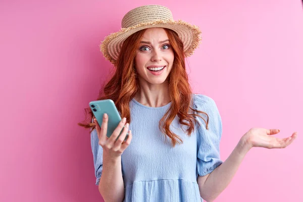 Portret van jong roodharig gelukkig vrouw met behulp van mobiele telefoon — Stockfoto