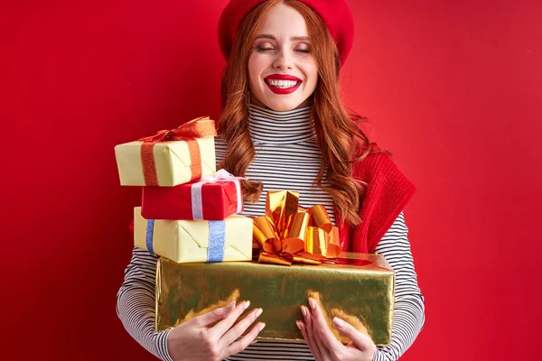 Эмоциональная счастливая рыжая женщина с подарочными коробками на день рождения или Рождество — стоковое фото
