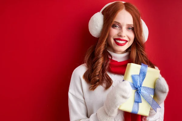 Feliz hermosa mujer caucásica en ropa de invierno sosteniendo regalos en las manos — Foto de Stock