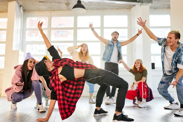 Danseuse hip hop professionnelle en mouvement, montrant des mouvements pour les personnes qui entourent la danseuse — Photo