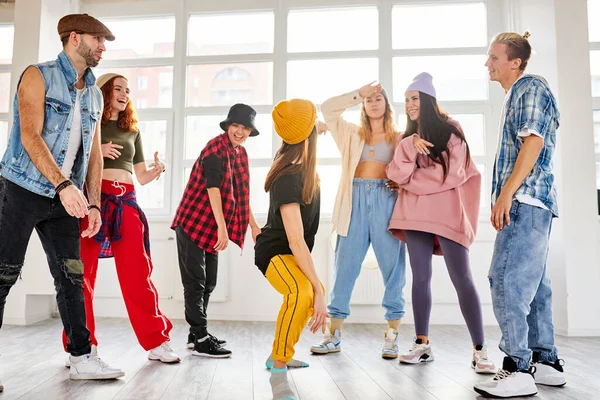 Dans stüdyosunda dans eden genç modern dansçılar. — Stok fotoğraf