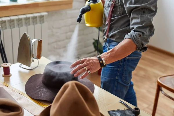 Профессиональный мастер ателье мужчина разработан созданный вручную шляпу — стоковое фото
