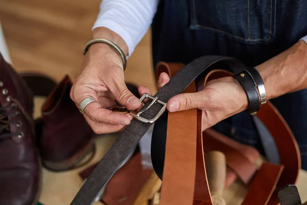 Ceintures en cuir recadré artisan au travail dans un atelier vintage — Photo